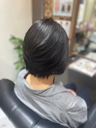 ミディアム 横手 亜紀のヘアスタイル