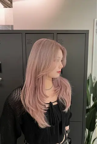 セミロング W-TOKYO所属・ハイトーン/艶カラー 𝐧𝐨𝐚のヘアスタイル