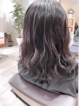 セミロング カラー VERBENA所属・ハイライト／艶カラー 大河シンジのヘアスタイル