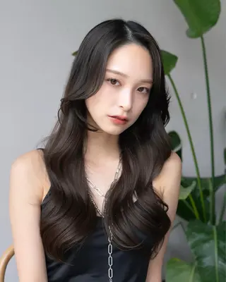 ロング ANLY.meijijingumae所属・レイヤーカット/ 前髪顔周りカットのヘアスタイル