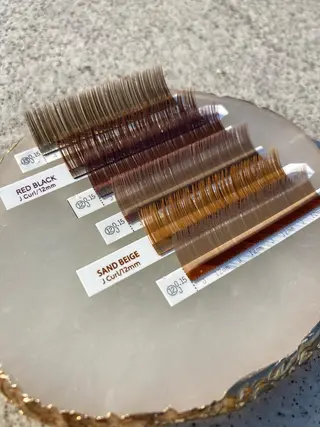 ミディアム カラー キッズ ネイル マツエク・マツパ アイブロウ 𓊆ᶠᵉᵉʸ𓊇 ᶜᴴᴵᴴᴬᴿᵁのマツエク・マツパデザイン