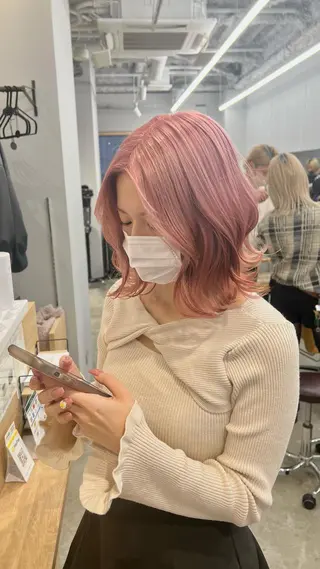 ミディアム SALOWIN柏Suite所属・ブリーチ毛の縮毛矯正 ハイトーン/岡本智樹のヘアスタイル