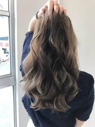 セミロング カラー N4C エヌフォーシーのヘアスタイル