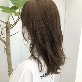 ミディアム カラー レイヤーカット 透明感カラーのヘアスタイル