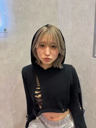 ショート カラー ヘアアレンジ karin ボブハイトーンのヘアスタイル
