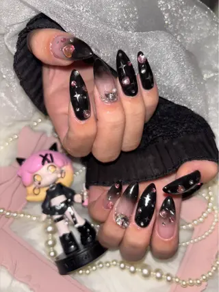 ネイル toyvenail 🖤enaのネイルデザイン