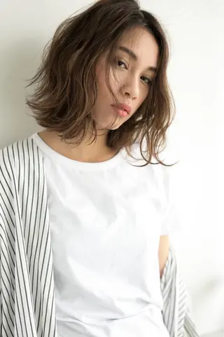 ミディアム ヤスノ リョウのヘアスタイル