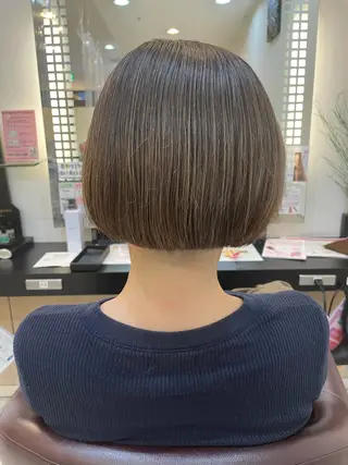 ショート 内田温子大人女性 ハイライト、ボブのヘアスタイル