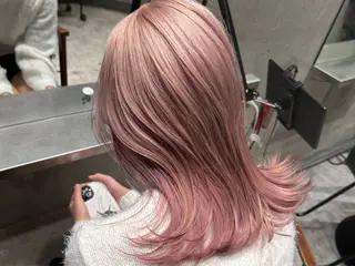 セミロング モニカ本店所属・矢吹 ケビン 栄ハイトーンのヘアスタイル