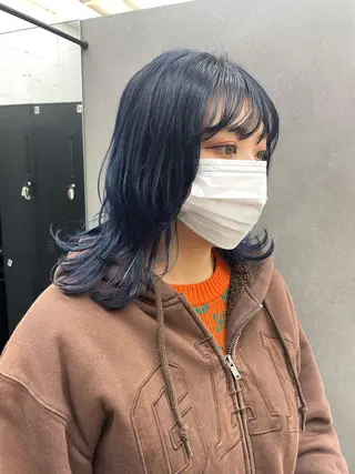 ミディアム カラー 青髪特化🩵ブリーチ ハッシュカットのヘアスタイル