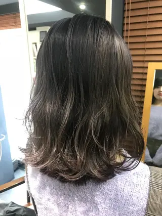 ミディアム カラー レイヤー　べージュ 白石研太のヘアスタイル