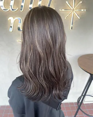 カラー 濱田輝レイヤー 韓国風 ハイトーンのヘアスタイル