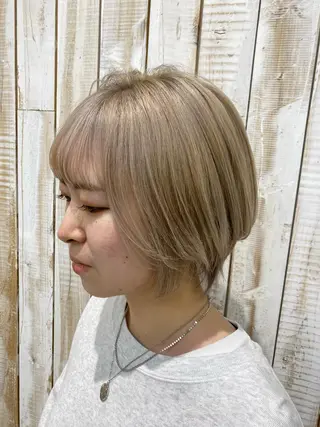 ショート 白髪ぼかしハイライト めさきすずなのヘアスタイル