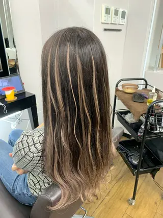 ロング 奥本 侑 ハイトーン、髪質改善のヘアスタイル