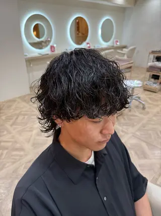 パーマ メンズ MEN‘S HAIR BLEACHi塩釜口所属・市原亮/塩釜口/ ツイスパ/波巻きのヘアスタイル