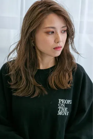 セミロング カラー ioe 岡本のヘアスタイル