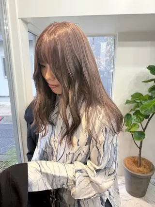 ロング カラー ミルクティー× グレージュMOMOのヘアスタイル