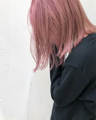 カラー ニシオカ タクヤのヘアスタイル