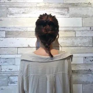 ミディアム カラー ヘアアレンジ レイヤー/顔まわり カット/地毛風カラーのヘアスタイル