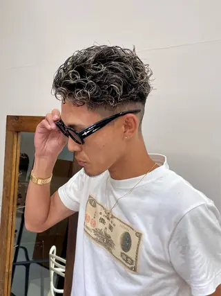 カラー パーマ メンズ 慎太朗メンズパーマ/ フェザー/スパイキーのヘアスタイル