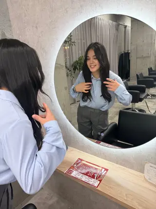 セミロング 秋山 七海のヘアスタイル