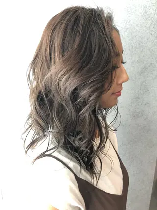 セミロング カラー Minami🩵 新宿のヘアスタイル