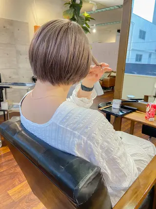 ミディアム カラー 岡本康平/ボブ /ブリーチ/レイヤーのヘアスタイル