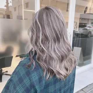 セミロング カラー オフホワイトアンドなんば所属・福西 洋斗のヘアスタイル