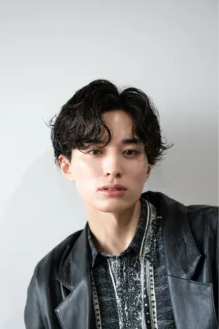 ミディアム パーマ メンズ スパイキーショート パーマ　具志堅　太志のヘアスタイル