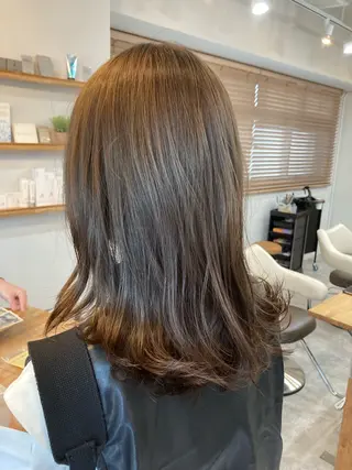 カラー ROOF  用賀所属・シミズ チハルのヘアスタイル