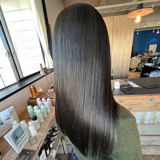 ロング 岸下 理緒のヘアスタイル