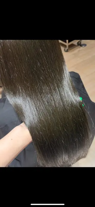 ロング カラー 三宅 志穏のヘアスタイル