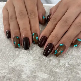 ミディアム _white 上本町店のネイルデザイン