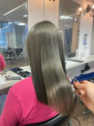 セミロング 梅田ハイトーン チダ ヒナノのヘアスタイル