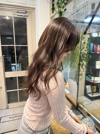 ロング カラー ミルクティー× グレージュMOMOのヘアスタイル