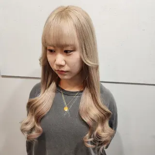ロング カラー ツヤ髪✨縮毛矯正 ハイトーンカラーのヘアスタイル