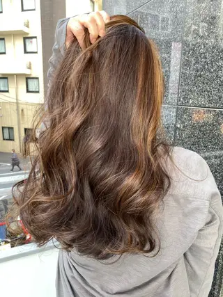 ロング カラー オリーブ/アッシュ やわらか透明感カラーのヘアスタイル