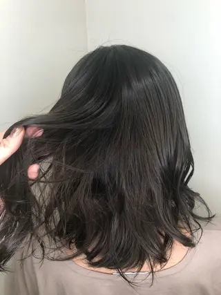 セミロング カラー ウルフカット／吉村 桃子のヘアスタイル