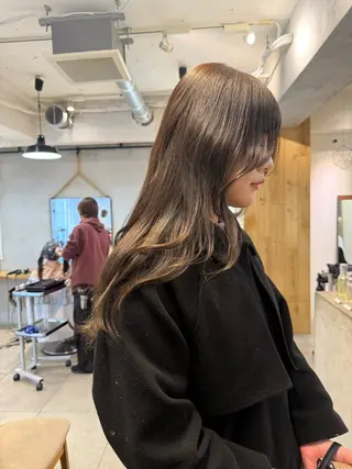 ロング カラー ミルクティー× グレージュMOMOのヘアスタイル