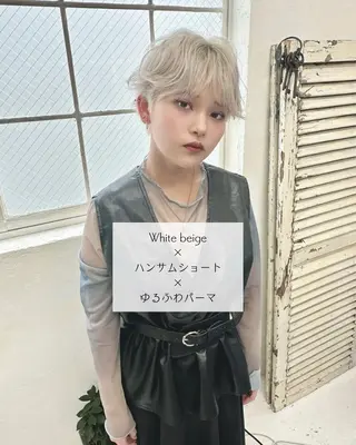 ショート カラー パーマ ウルフとハイトーン みっちー✂️のヘアスタイル