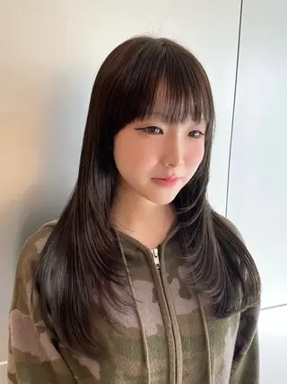 ミディアム カラー ヘアアレンジ ブリーチなしカラー/ 顔周りレイヤーのヘアスタイル