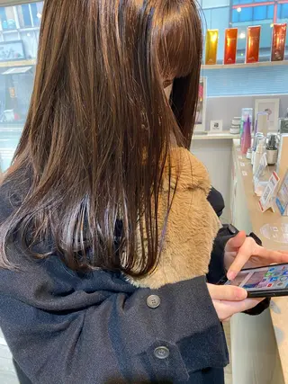 セミロング W所属・小林 朋花のヘアスタイル