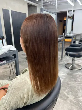 セミロング 縮毛矯正🐼暖色 根本侑季のヘアスタイル