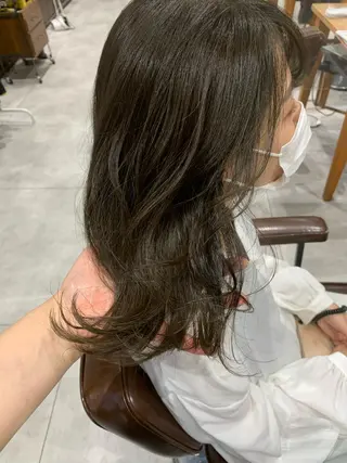 ミディアム オリーブベージュ/ ブリーチなし透明感のヘアスタイル