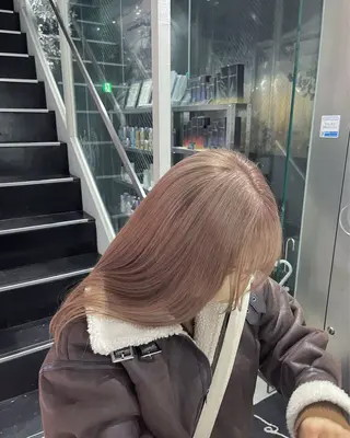 セミロング カラー ケアブリーチ レイヤーカットのヘアスタイル