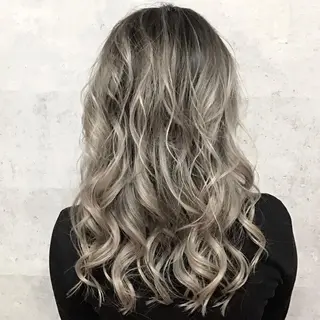 セミロング SALOWIN心斎橋Suite店所属・ブリーチ毛にもできる 縮毛矯正|鷹司郎のヘアスタイル