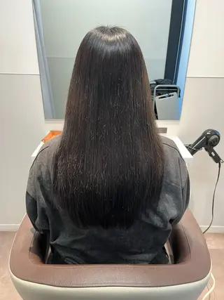 セミロング ブリーチ無し白髪ぼか し/艶髪/津嘉山のヘアスタイル