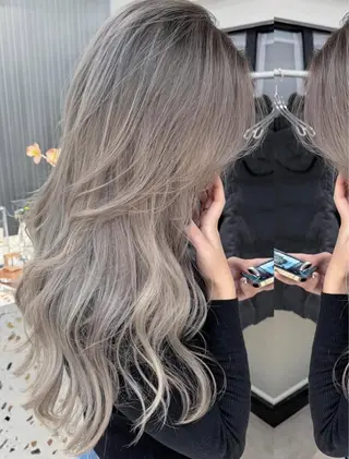 ロング ハイトーン ハイライ ト バレイヤージュのヘアスタイル