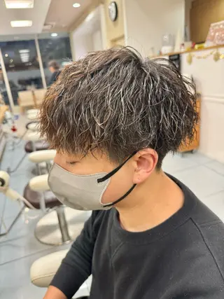 パーマ メンズ 韓国レイヤーカット/ くすみカラー/モモのヘアスタイル