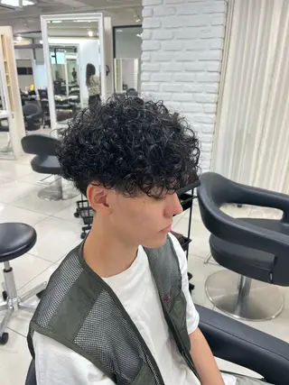 ミディアム カラー パーマ メンズ 【シャドウパーマ センターパート】義心のヘアスタイル